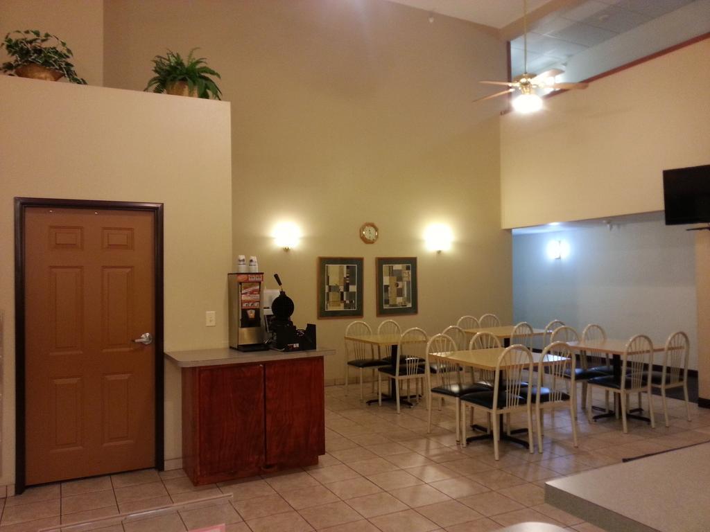 Centerstone Inn & Suites Carlyle Exterior foto